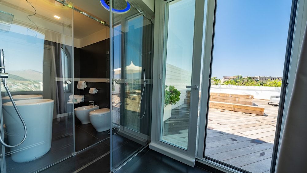 Hotel Il Gabbiano Deluxe Suite, Hot Tub, Sea View 8