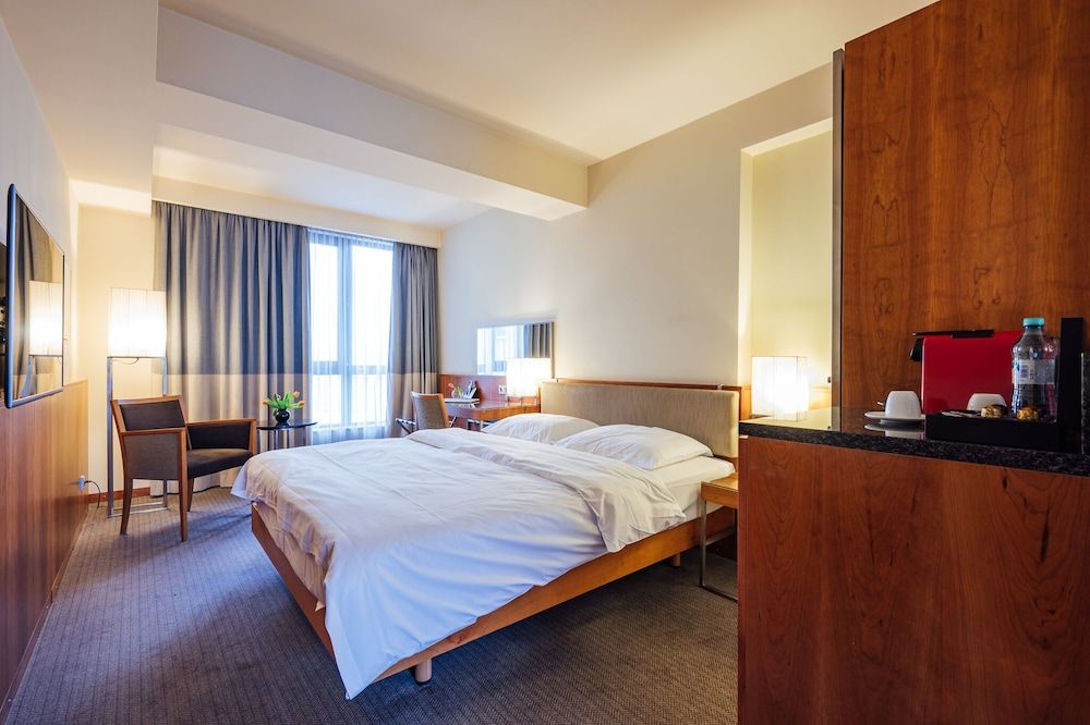 PeakTure Hotel Bucharest Cozy city view 2