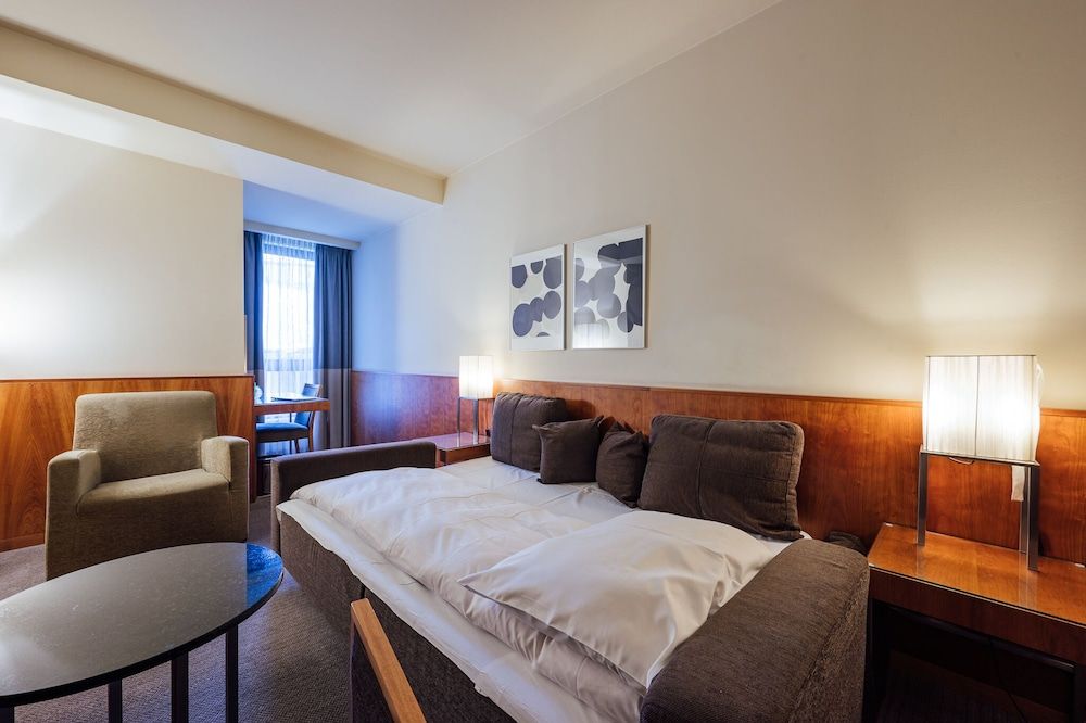 Spacious Urban, 2 Twin, Queen and 2 Sofa Bed