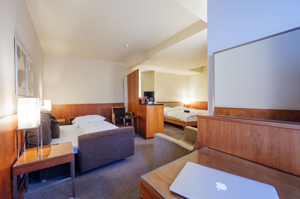 Spacious Urban, 2 Twin, Queen and 2 Sofa Bed