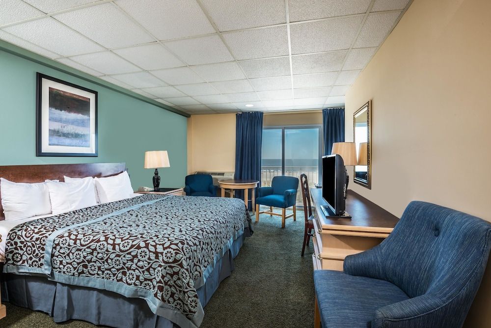 Days Inn by Wyndham Atlantic City Oceanfront-Boardwalk Room, 1 King Bed, Non Smoking 3