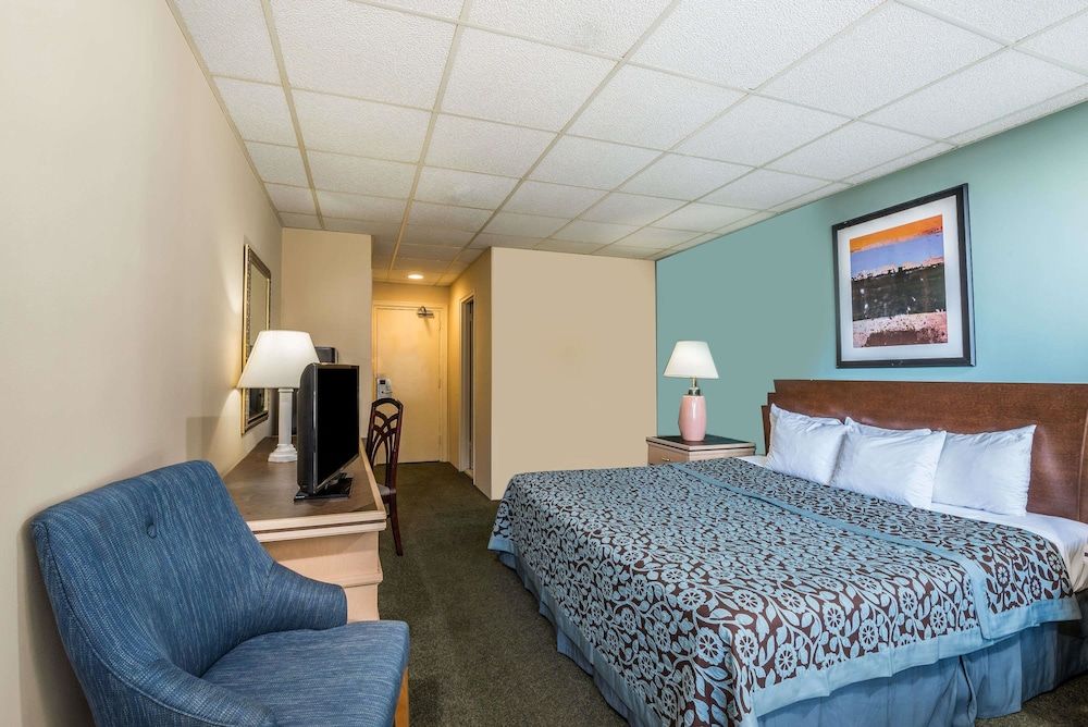 Days Inn by Wyndham Atlantic City Oceanfront-Boardwalk Room, 1 King Bed, Non Smoking 2