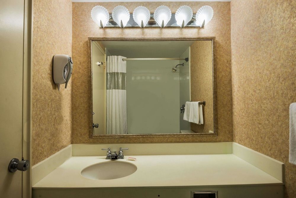 Days Inn by Wyndham Atlantic City Oceanfront-Boardwalk Room, 1 King Bed, Non Smoking 4