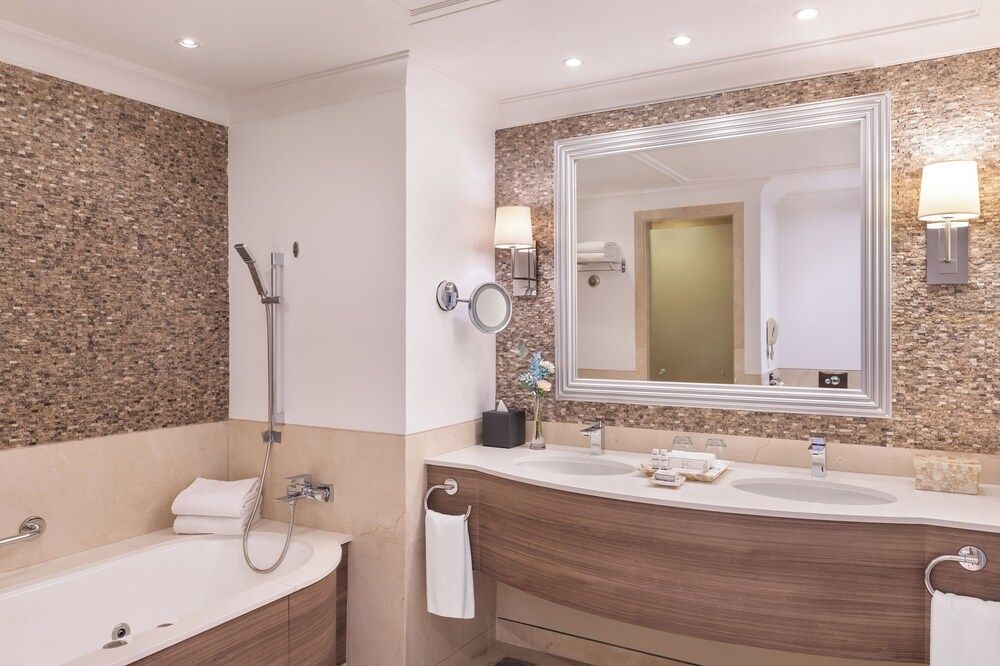 Beachfront Terrace JuniorSuite, exclusive Tamr Pool, Beach & Splash Park Access-Free Shuttle to Mall