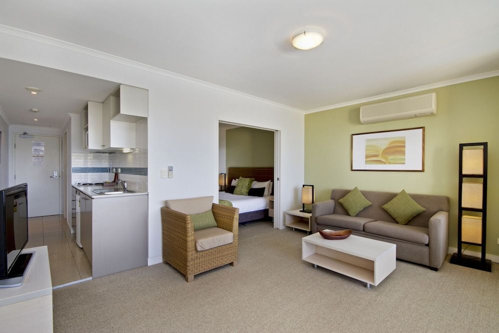 1 Bedroom Deluxe Suite - Pool/Ocean View