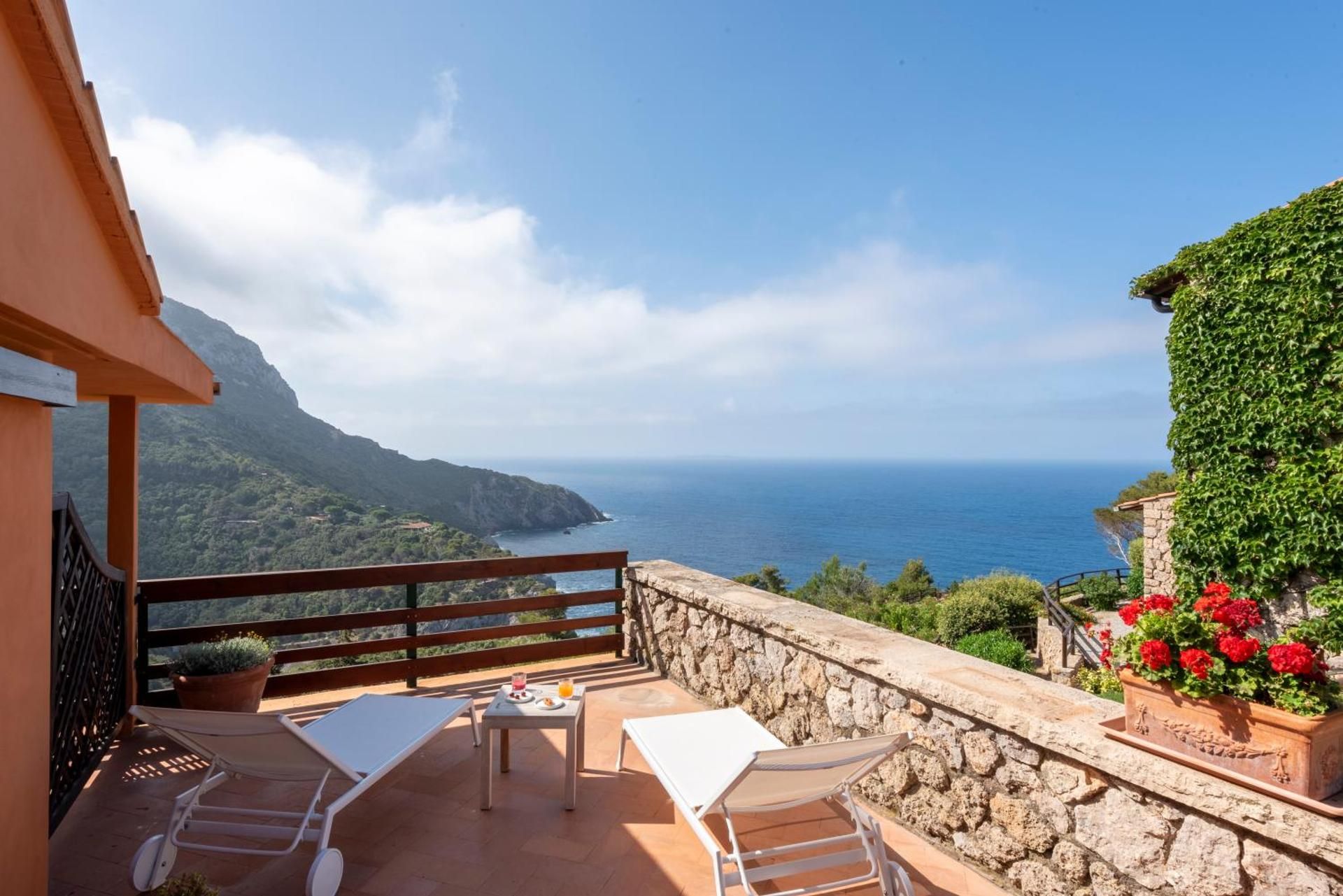 Deluxe Double Room with Balcony and Sea View	