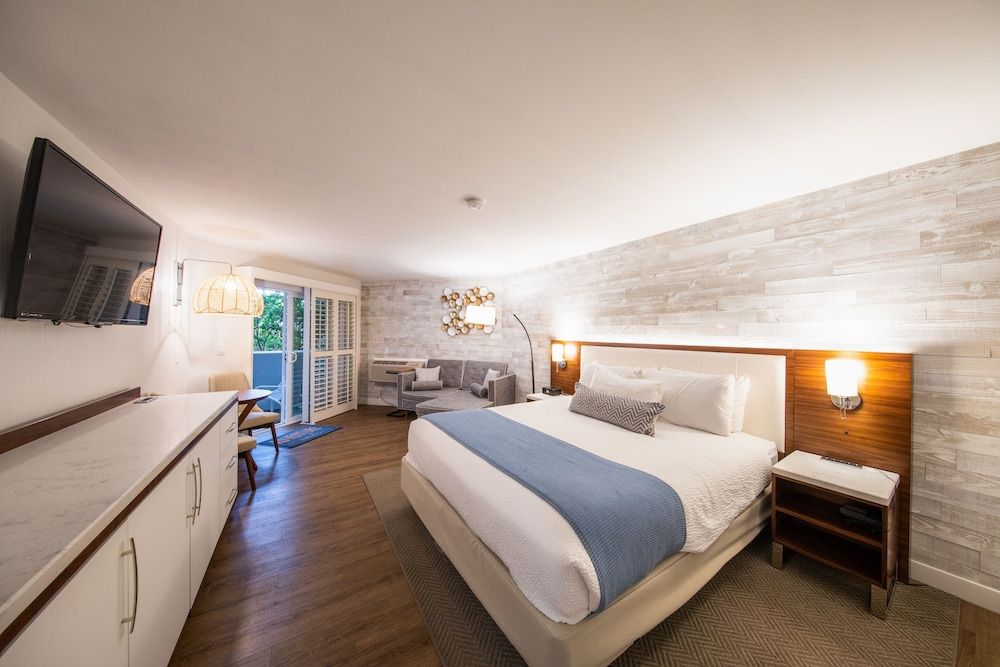 SeaCrest OceanFront Hotel Standard Room, 1 King Bed 2