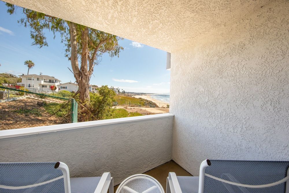 SeaCrest OceanFront Hotel Standard Room, 1 King Bed 4