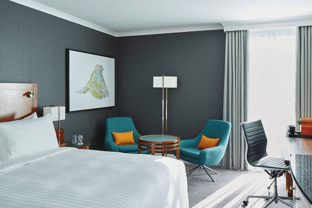London Heathrow Marriott Hotel Deluxe Room, 1 King Bed, Non Smoking 2