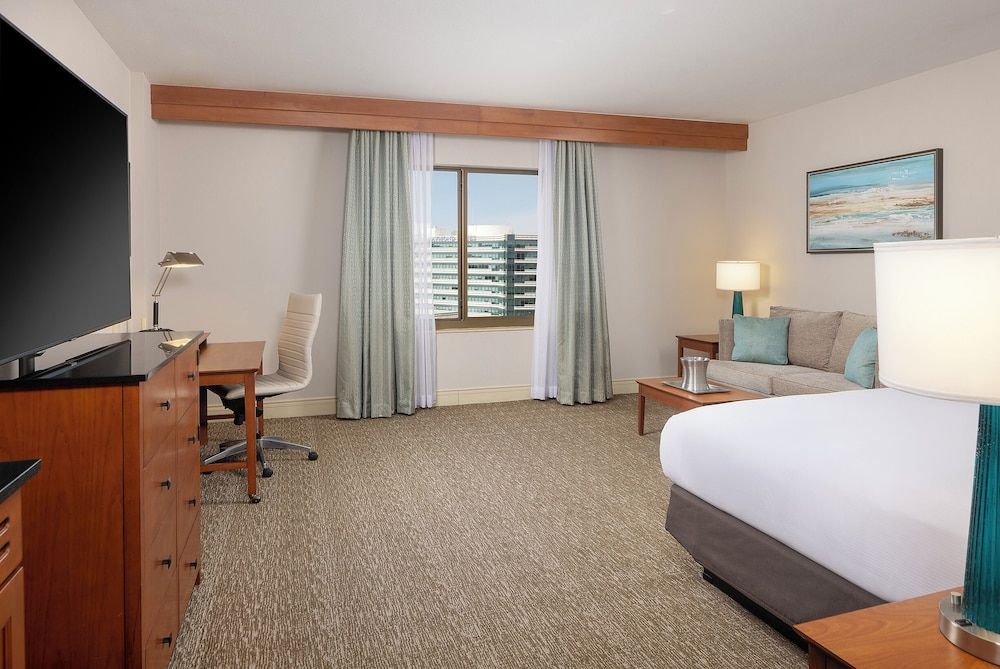 Suite, 1 King Bed, Accessible, Bathtub (Mini Suite, Mobility/Hearing)