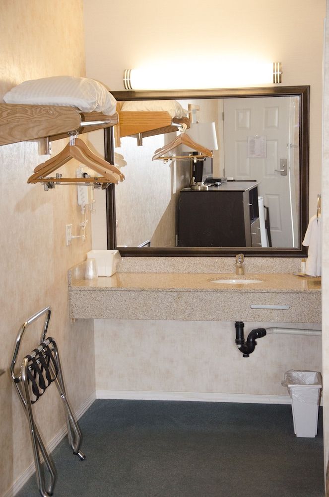 Best Budget Inn and Suites Single Room, 1 Queen Bed 6