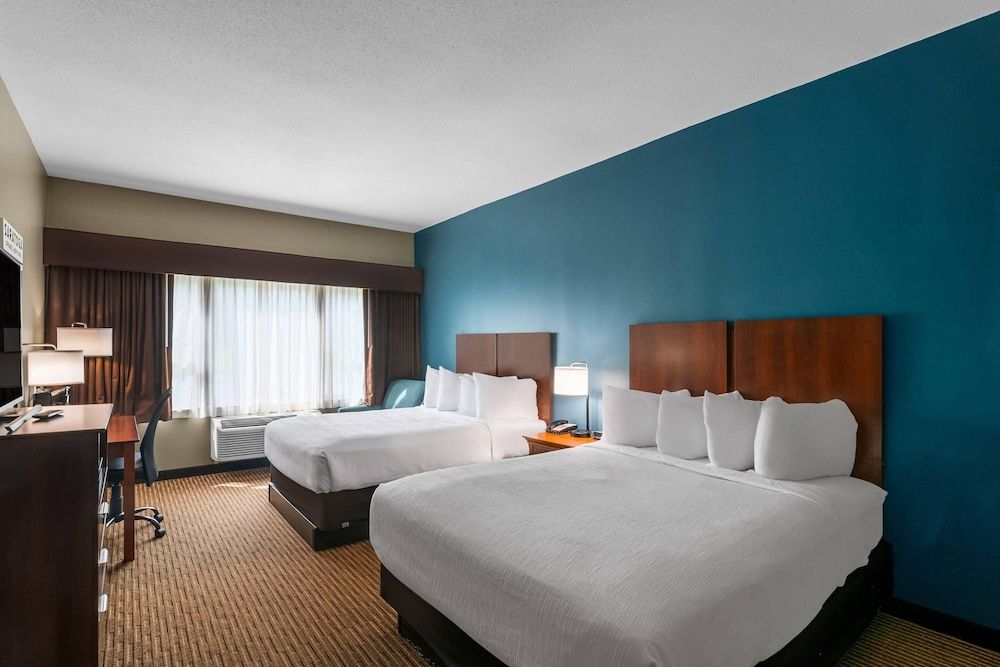 The Hotel Saratoga, an Ascend Collection Hotel Standard Room, 2 Queen Beds, Non Smoking 3