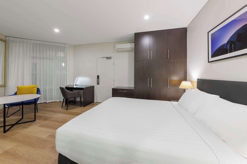 Oaks Melbourne on Collins Suites Studio Apartment (No External View) 3