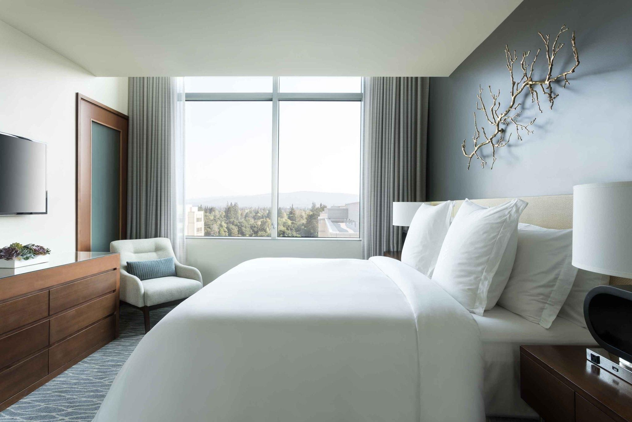 Deluxe Four Seasons Executive Suite