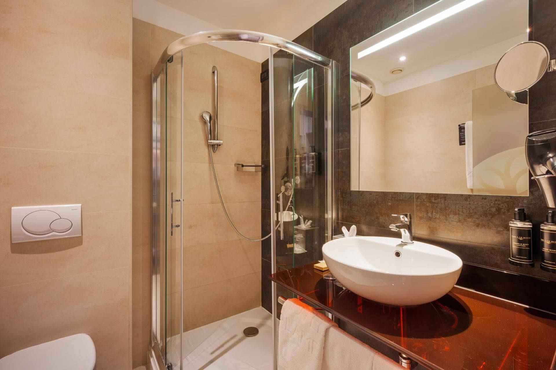 undefined Ikonik Parlament 9