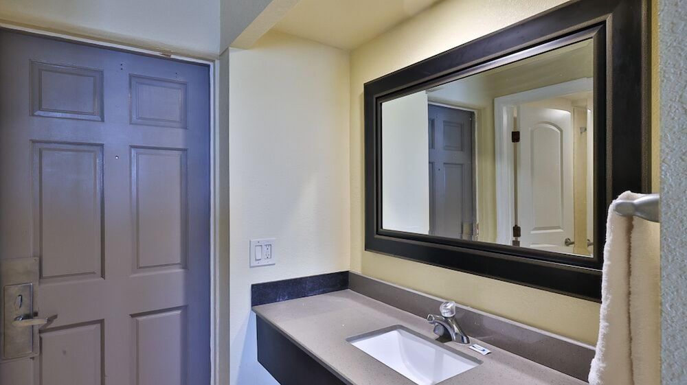 Driftwood Beach Motel Room, 1 King Bed, Oceanfront 2