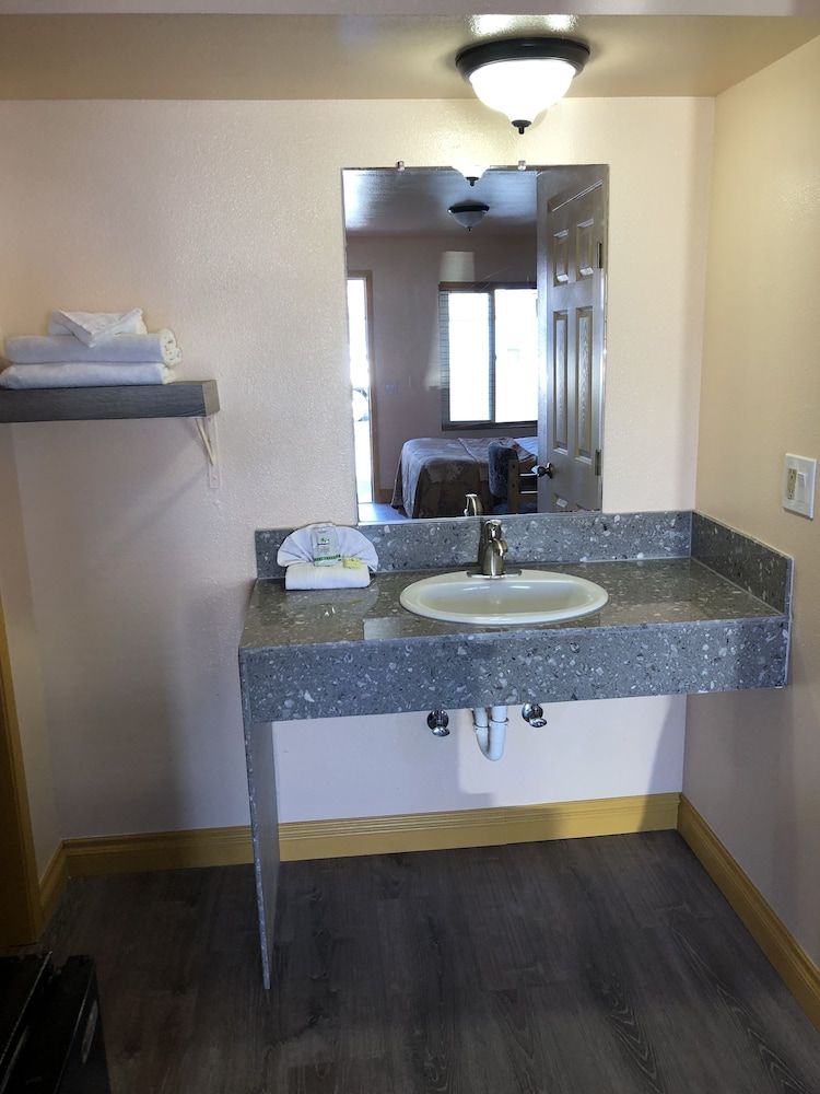 Blue Seal Inn Queen Bed, Non-Smoking 12