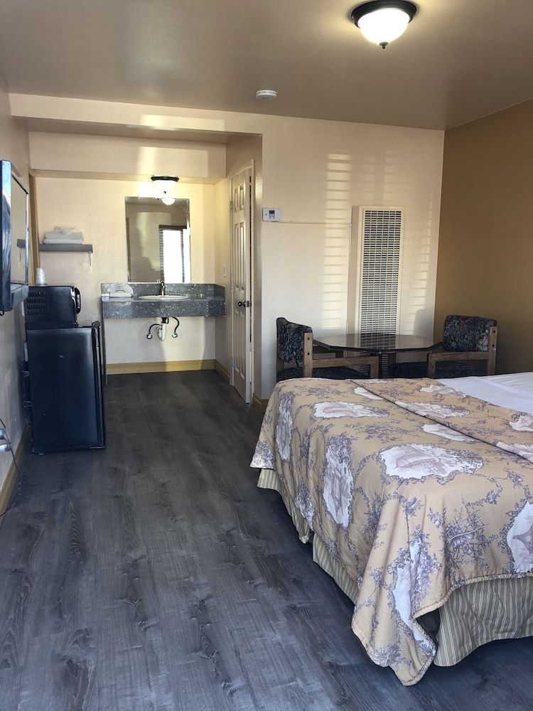 Blue Seal Inn Two Queen Beds, Non-Smoking 11