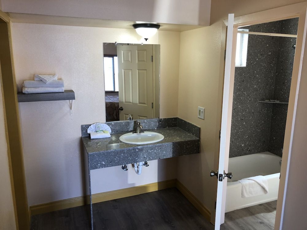 Blue Seal Inn Queen Bed, Non-Smoking 10