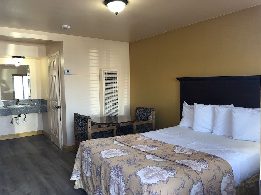 Blue Seal Inn Queen Bed, Non-Smoking 3