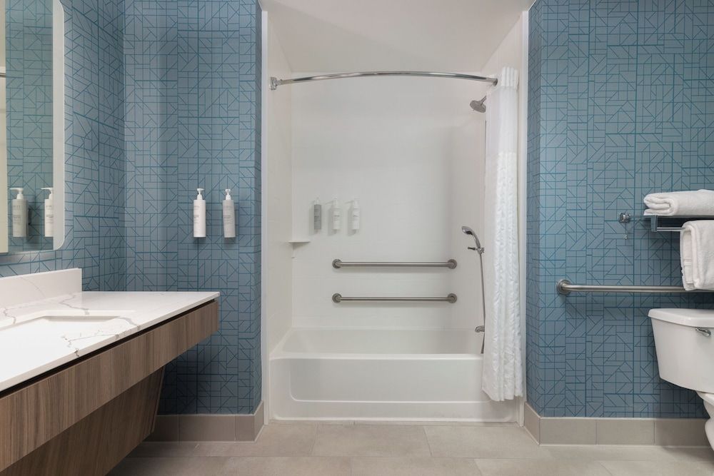 Suite, 1 King Bed, Accessible, Bathtub (Mobility & Hearing)