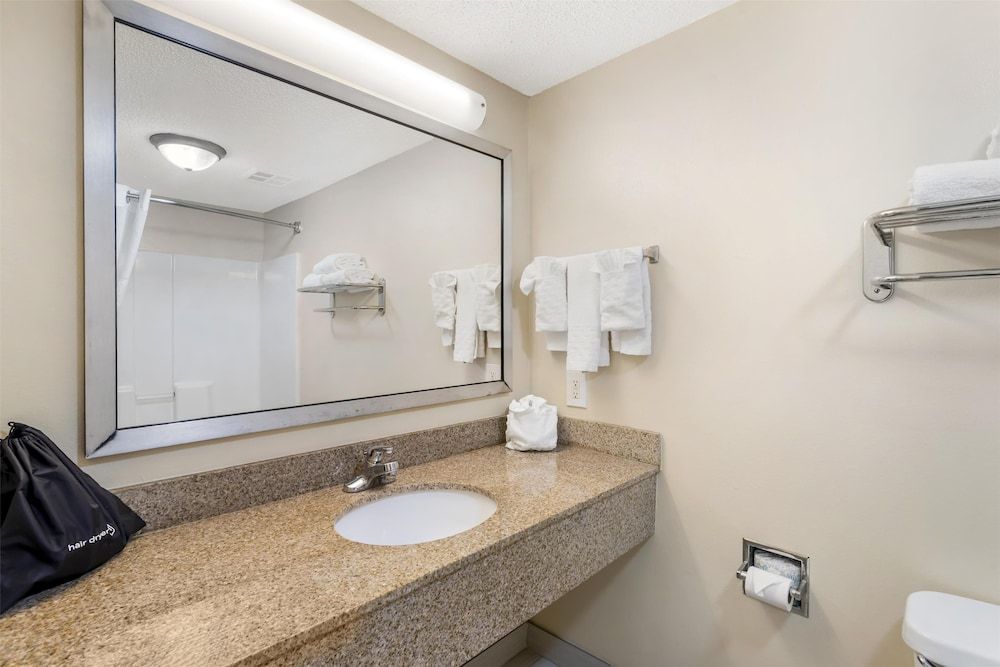 Best Western Plus Richmond Hill Inn Standard Room, 2 Queen Beds, Non Smoking, Refrigerator & Microwave 3