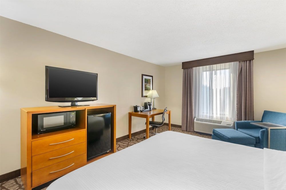 Best Western Plus Richmond Hill Inn Standard Room, 1 King Bed, Non Smoking, Refrigerator & Microwave 3
