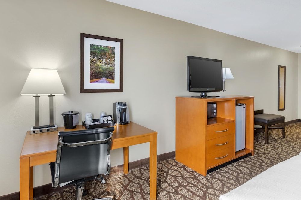 Best Western Plus Richmond Hill Inn Standard Room, 2 Queen Beds, Non Smoking, Refrigerator & Microwave 4
