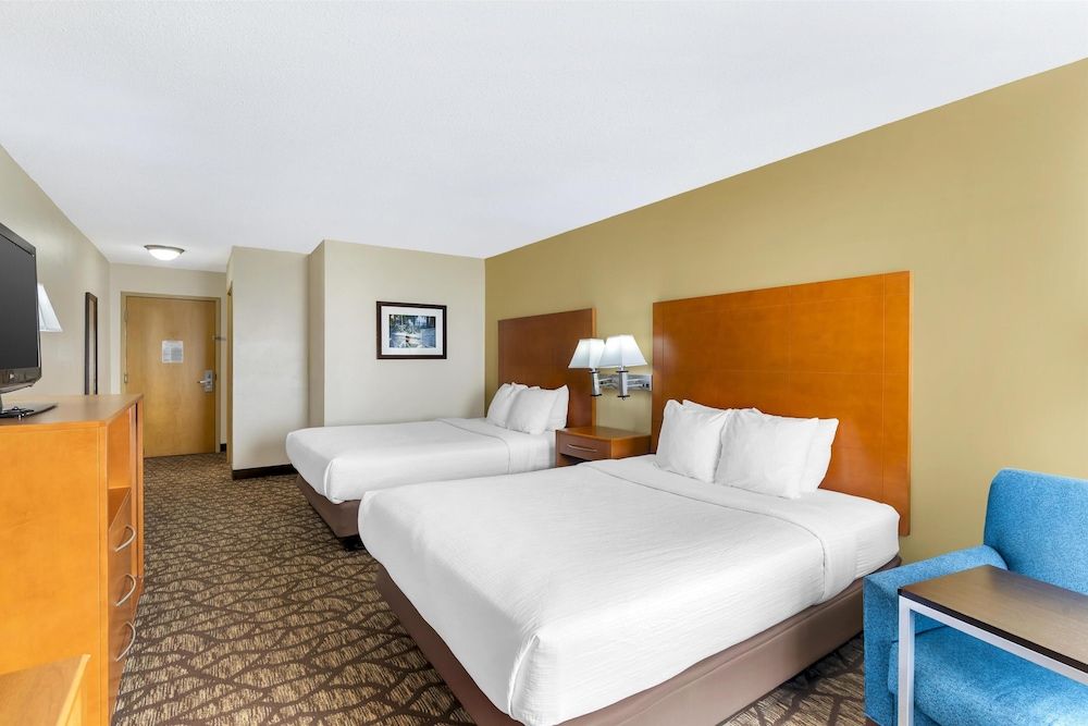 Best Western Plus Richmond Hill Inn Standard Room, 2 Queen Beds, Non Smoking, Refrigerator & Microwave 2