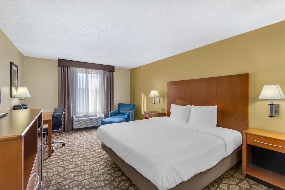 Best Western Plus Richmond Hill Inn Standard Room, 1 King Bed, Non Smoking, Refrigerator & Microwave