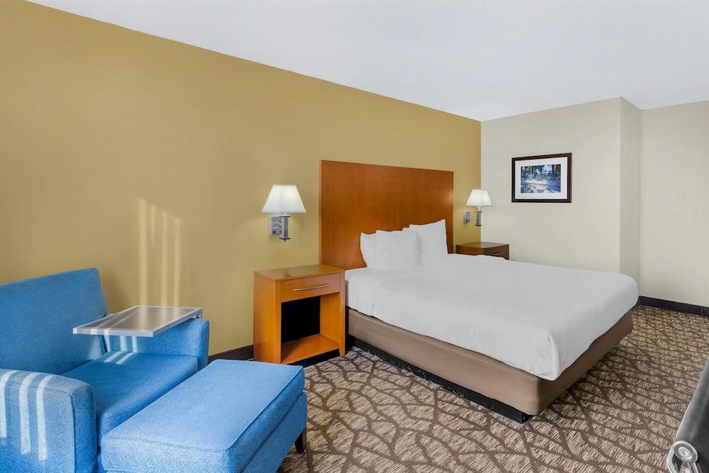 Best Western Plus Richmond Hill Inn Standard Room, 1 King Bed, Non Smoking, Refrigerator & Microwave 2