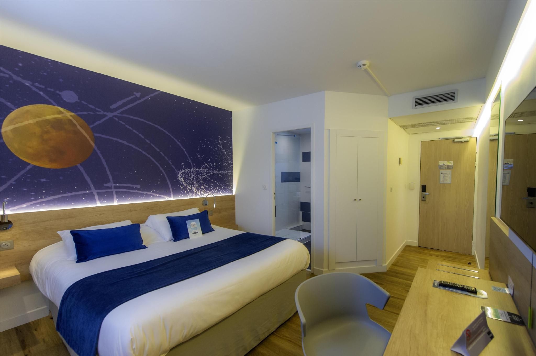 Standard Room - 1 Double Bed 2 Single Beds