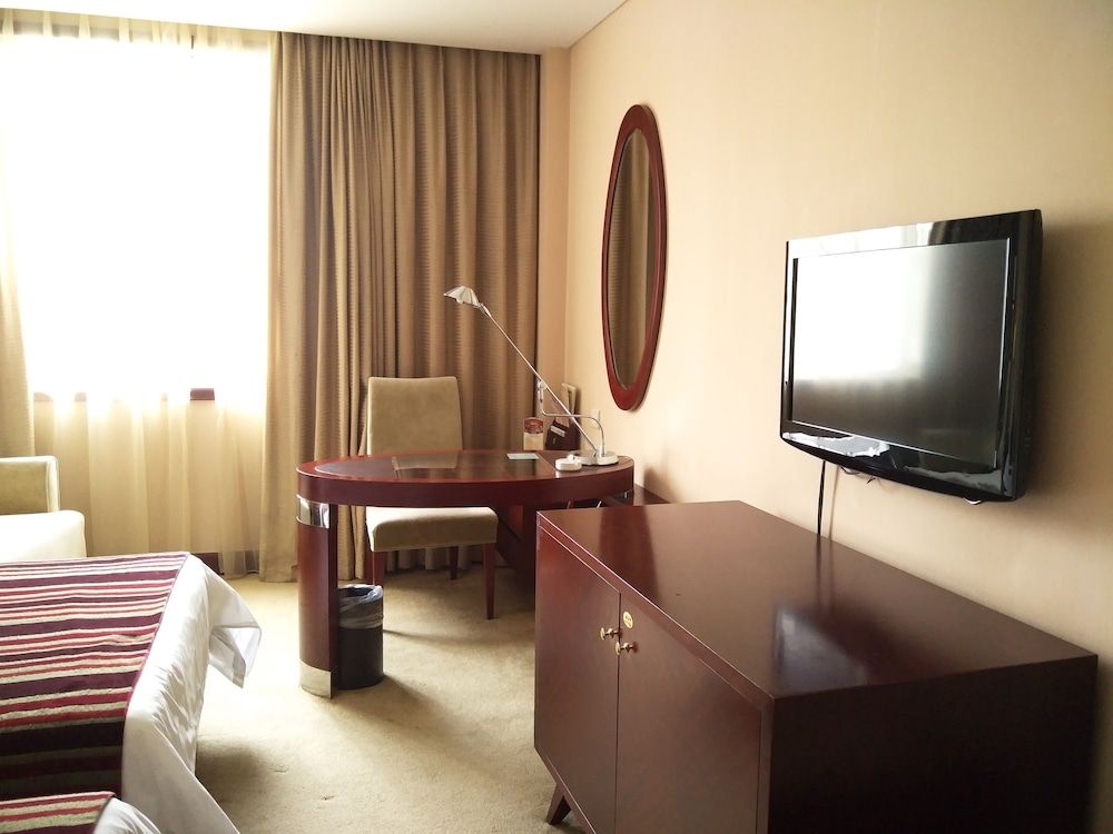 Maison New Century Hotel Ningbo Premium Twin Room 3