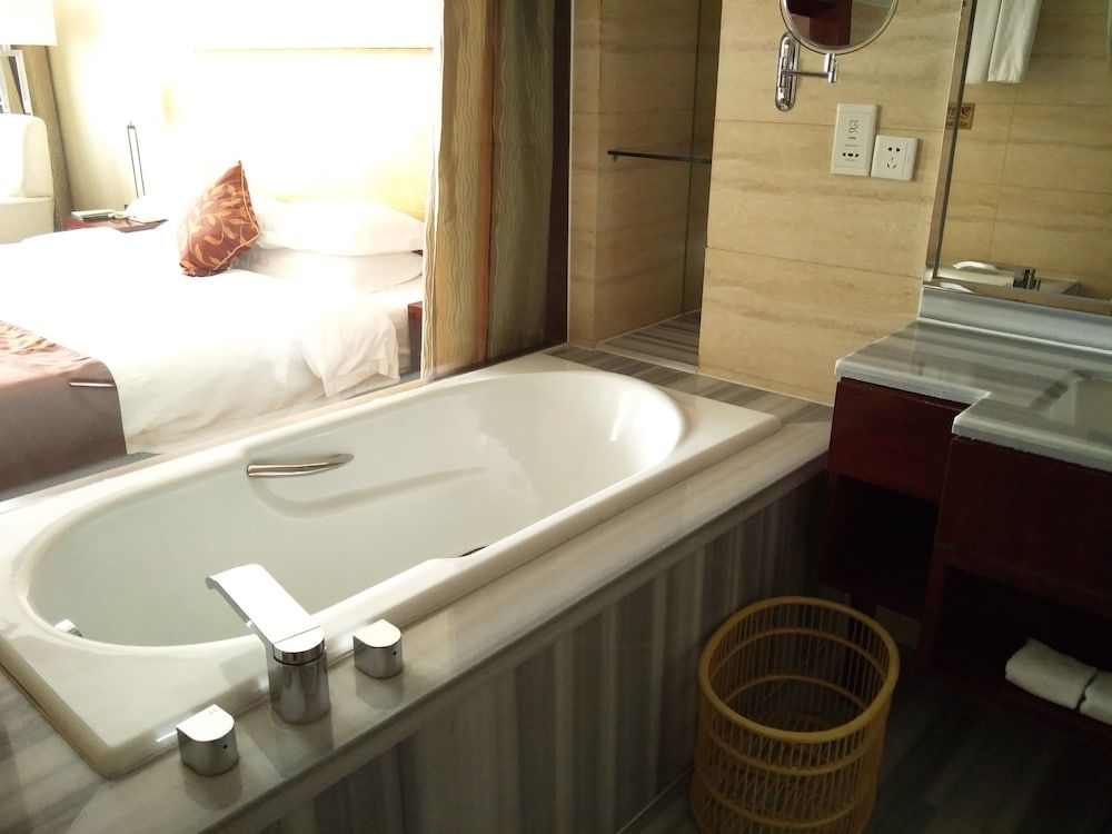 Maison New Century Hotel Ningbo Superior King Room 3