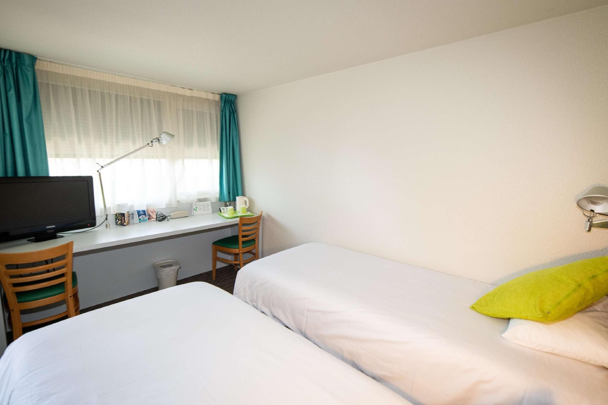 Campanile Narbonne Room Next Generation - 1 Double Bed 2 Single Beds 2