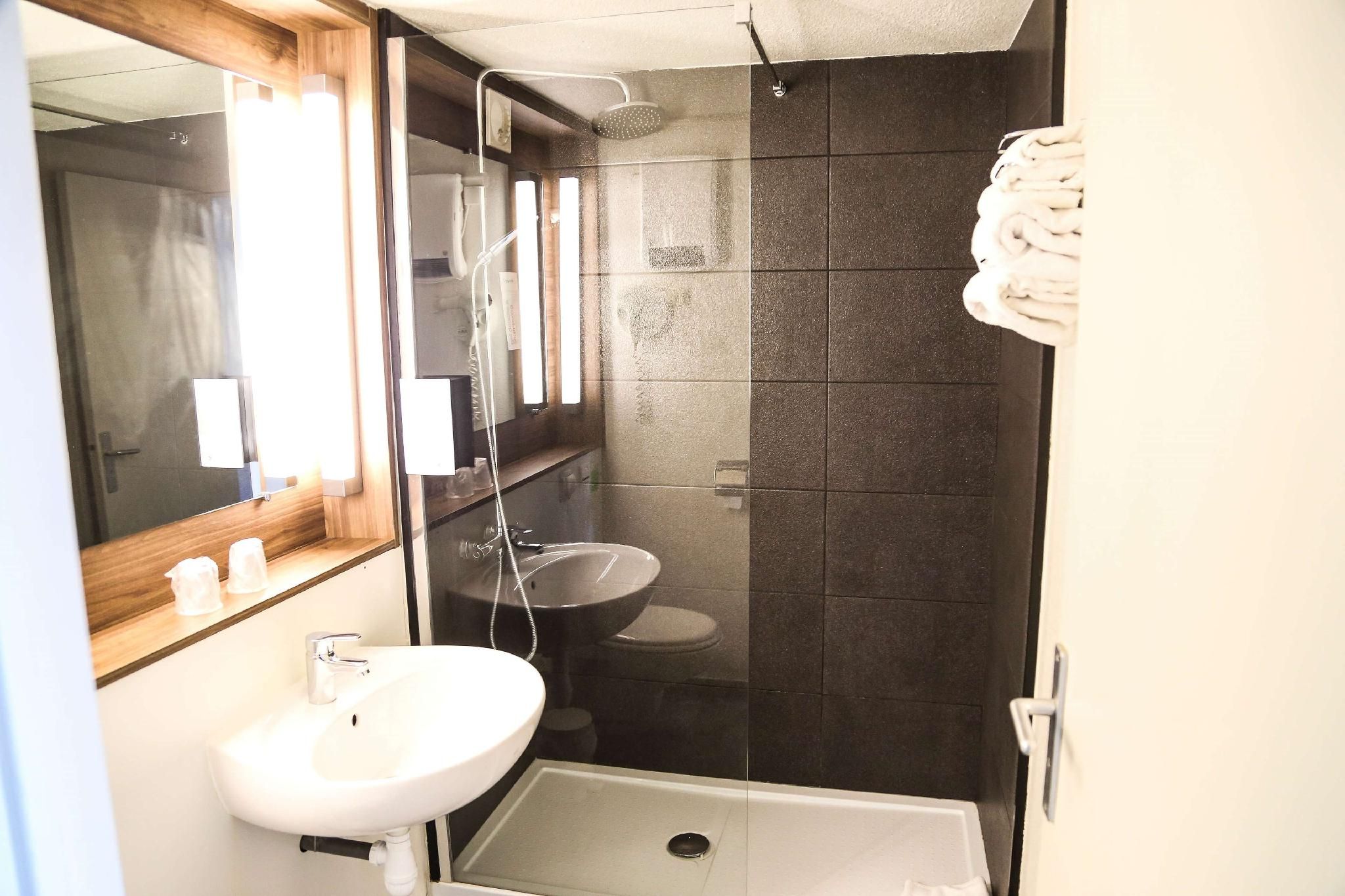 Campanile Narbonne Room Next Generation - 1 Double Bed 2 Single Beds 3