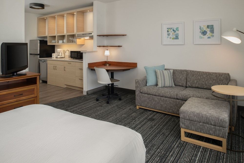 Studio, 1 Queen Bed with Sofa bed (Mobility/Hearing Accessible, Tub)