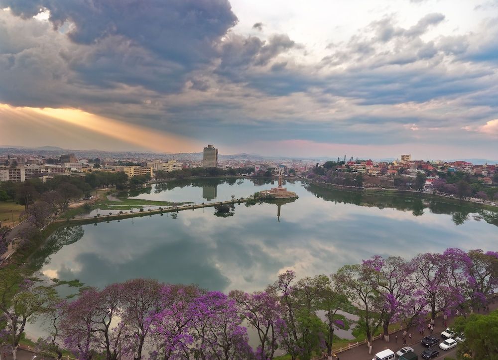 Carlton Hotel Royal Suite, Lake View 4