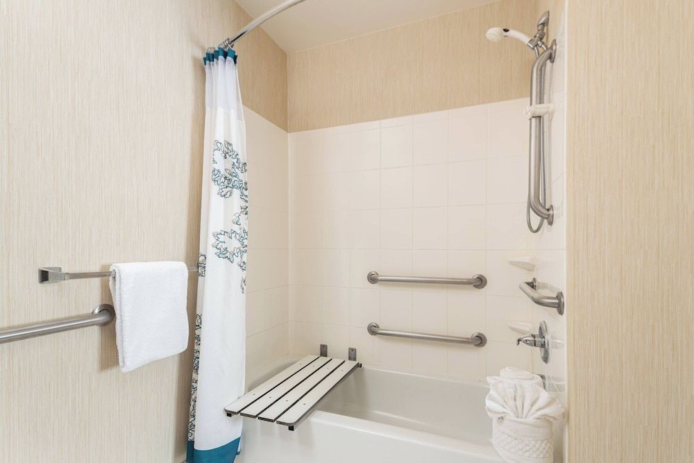 Suite, 2 Bedrooms, Non Smoking (Mobility Accessible, Tub)