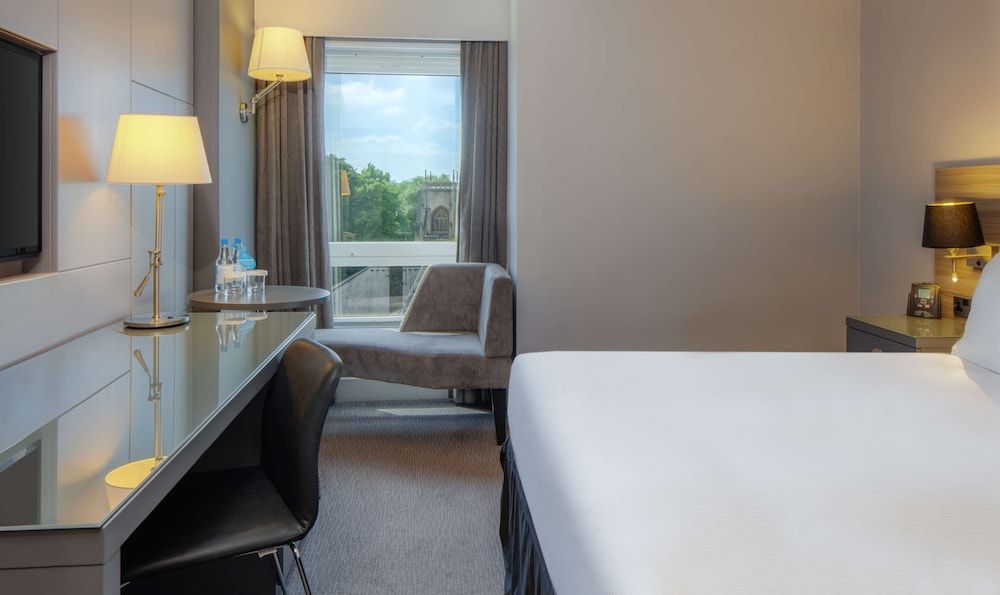 Doubletree by Hilton Bristol Room, 1 Queen Bed 9