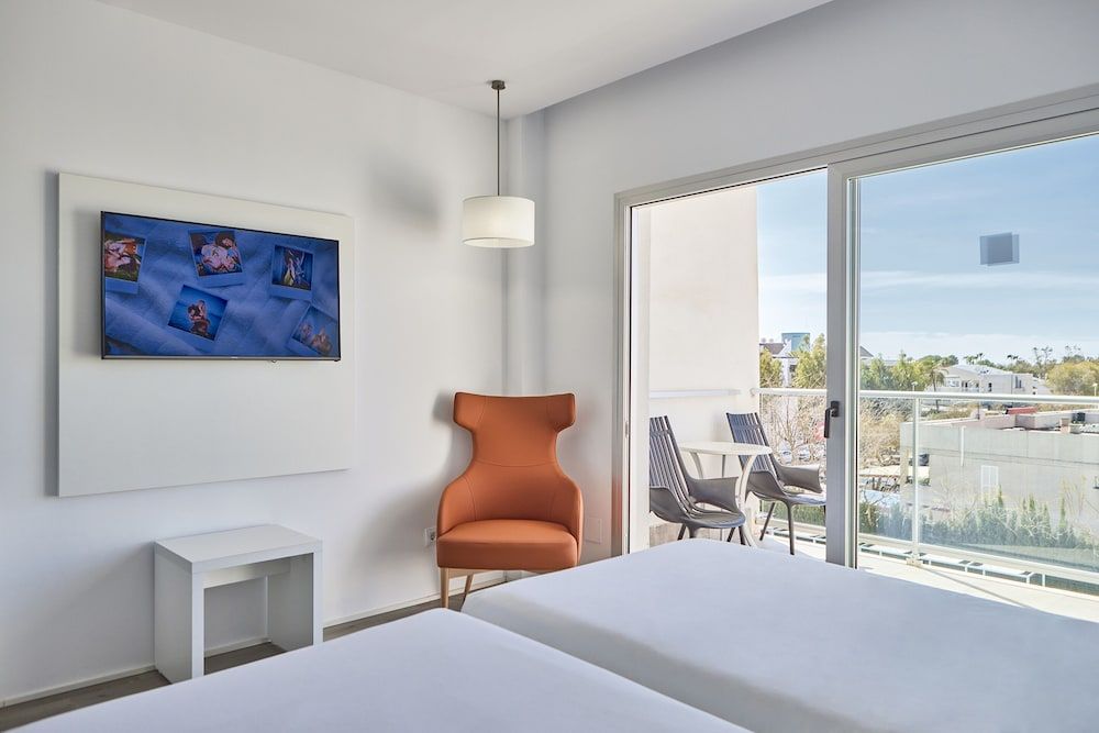 Twin Room, Balcony