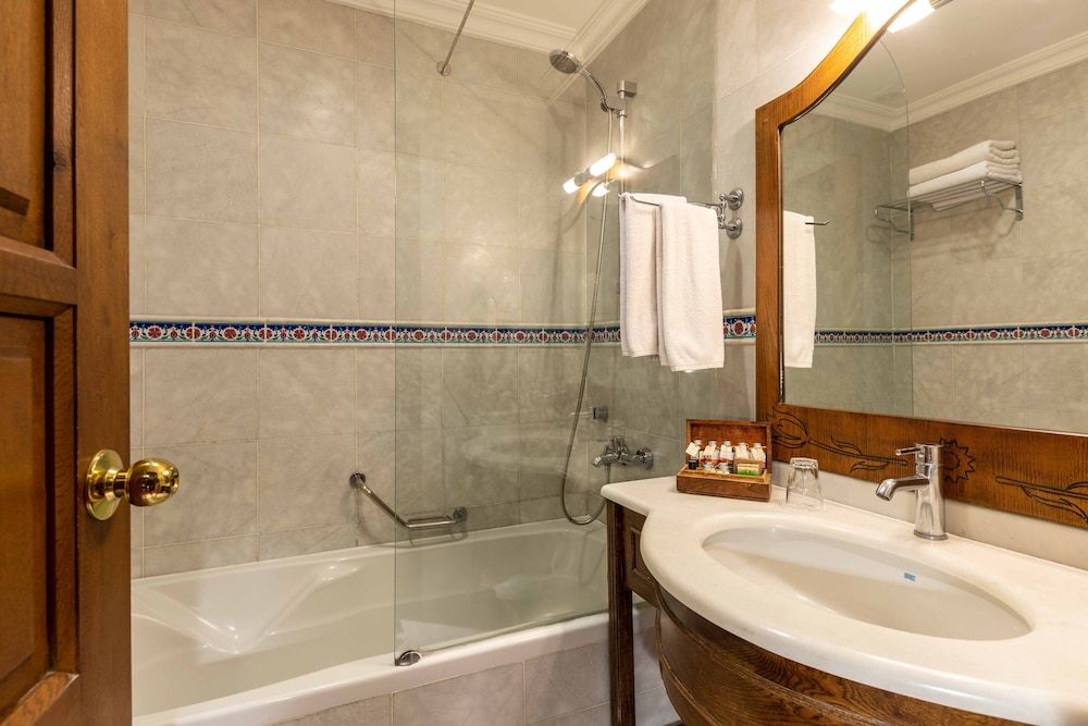 Sultanhan Hotel - Special Class Deluxe Double or Twin Room 16