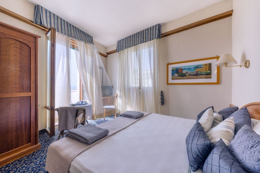 Astura Palace Hotel Standard Suite, Sea View 2