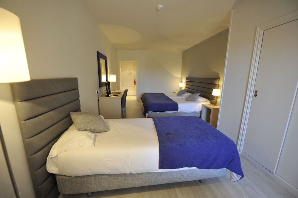 Hotel Puerta de Segovia Triple Room, 3 Twin Beds (3 adults) 2