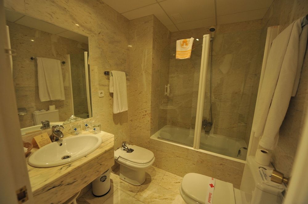 Hotel Puerta de Segovia Triple Room, 3 Twin Beds (3 adults) 4