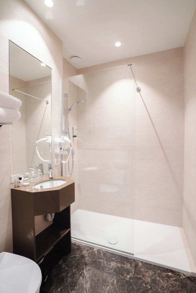 Golden Tree Hotel Standard Twin Room 8