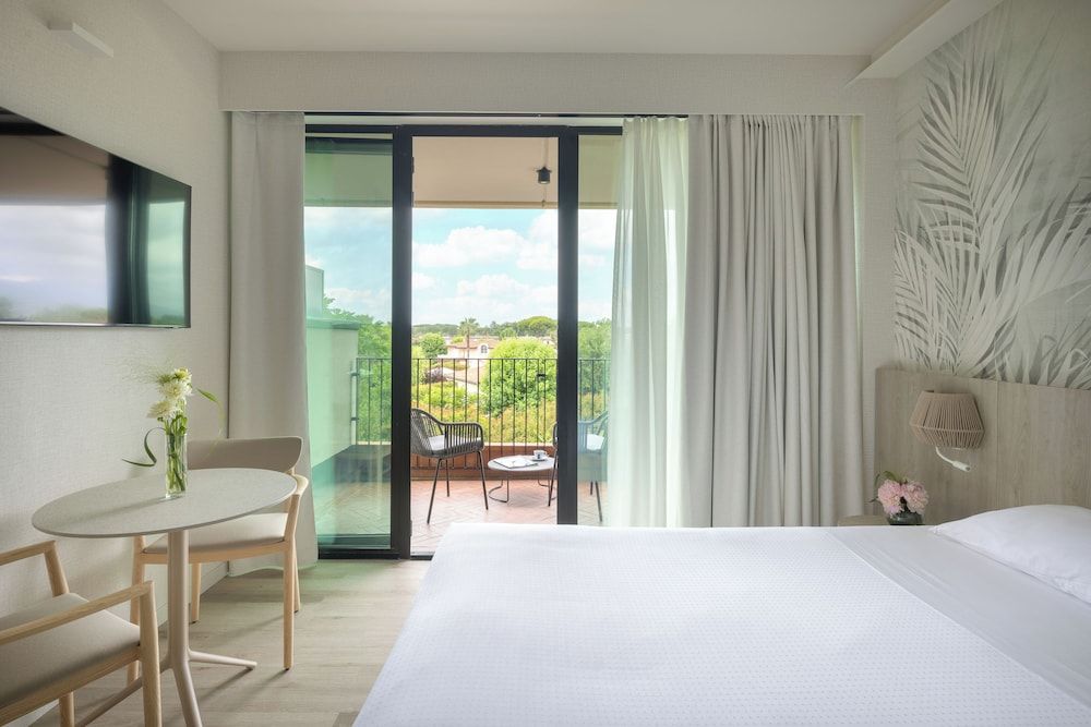 Deluxe Room (2 Adults + 1 Child)