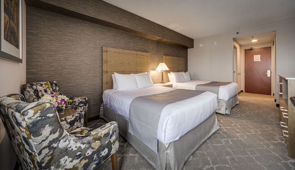 Monte Carlo Inn Vaughan Suites Standard Room with 2 queen beds 3