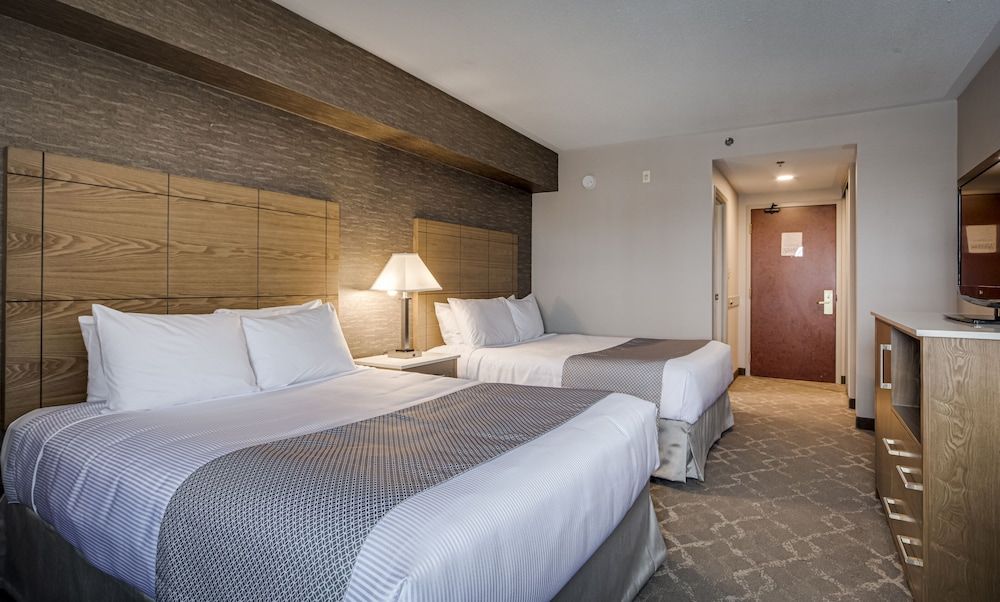 Monte Carlo Inn Vaughan Suites Standard Room with 2 queen beds 2