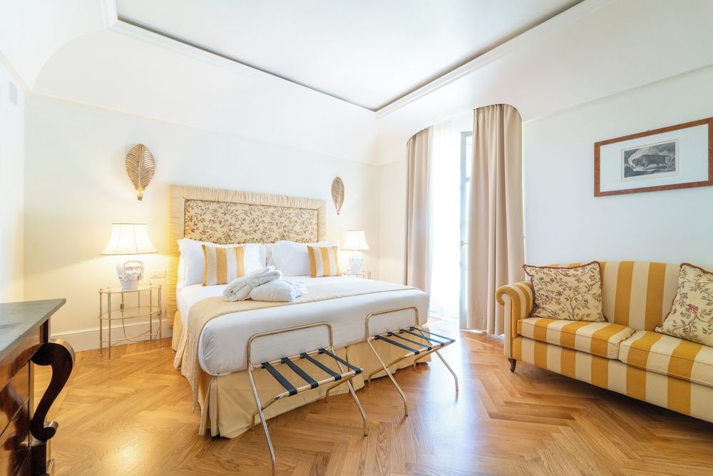 Deluxe Suite, 1 Queen Bed, Garden View, Corner (Double)